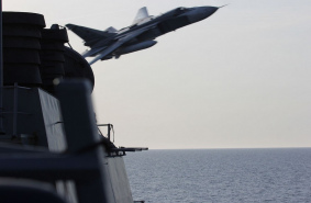 Фронтовые бомбардировщики Су-24М ВКС России выполнили облет эсминца ВМС США